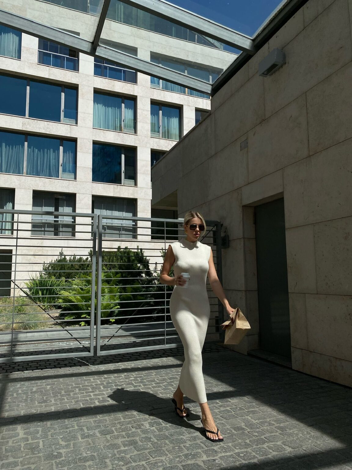 Elita schwarzes ärmelloses langes Kleid