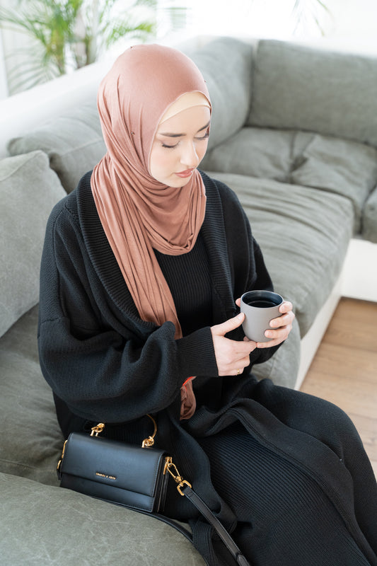 Lange schwarze Strickjacke