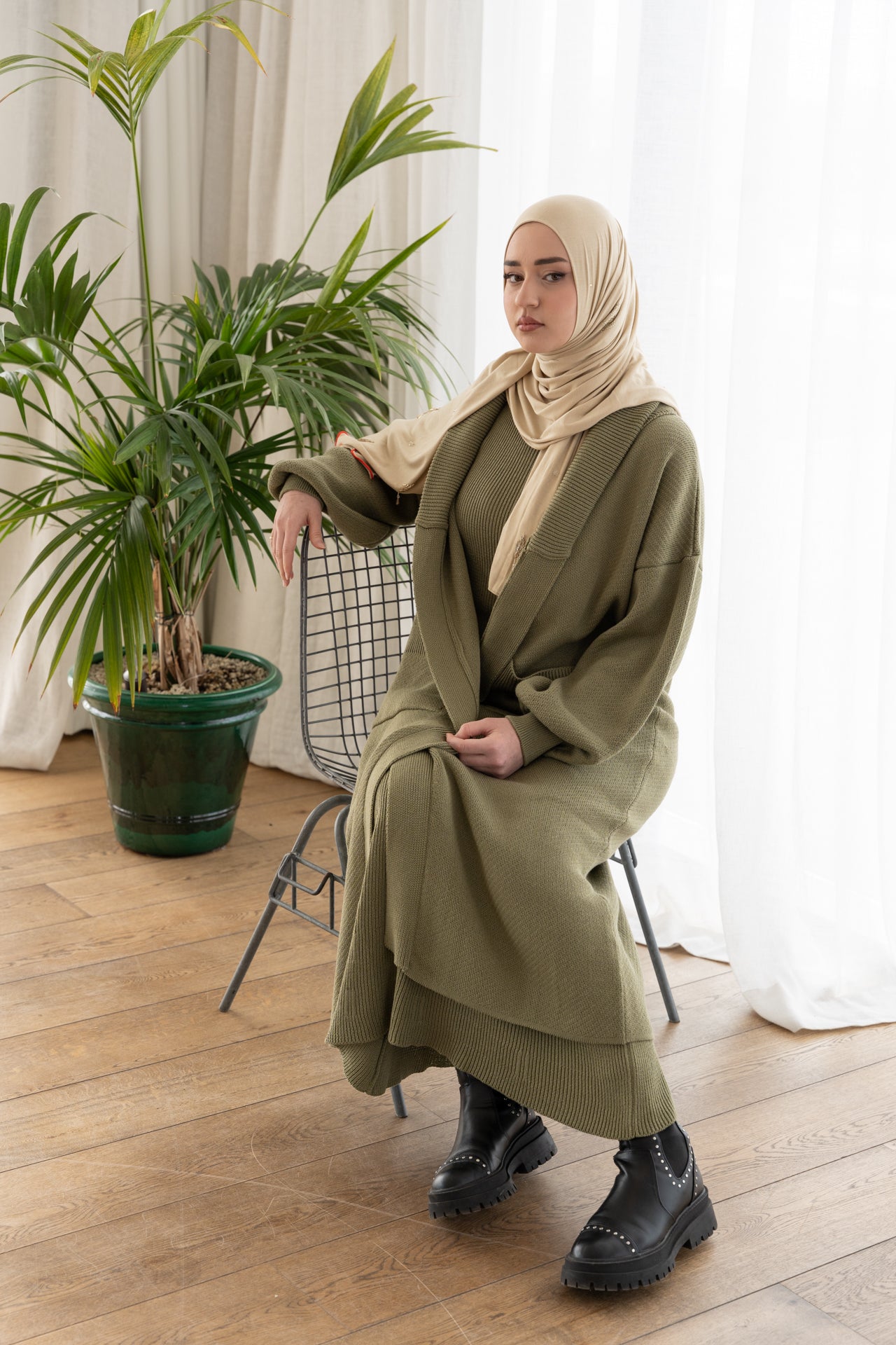 Lange khakifarbene Strickjacke