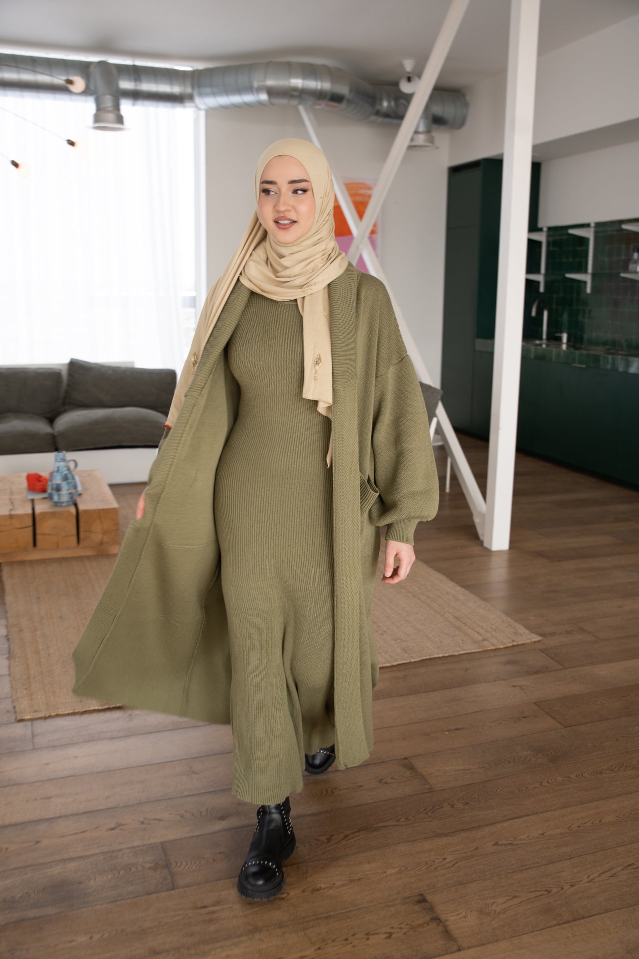 Lange khakifarbene Strickjacke